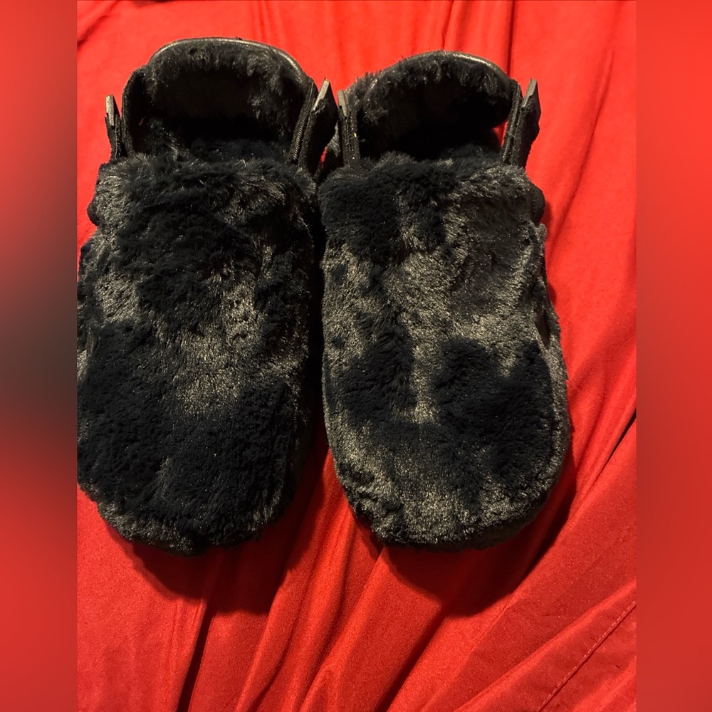 Nike ladies calm faux fur indoor/outdoor slipper size 10